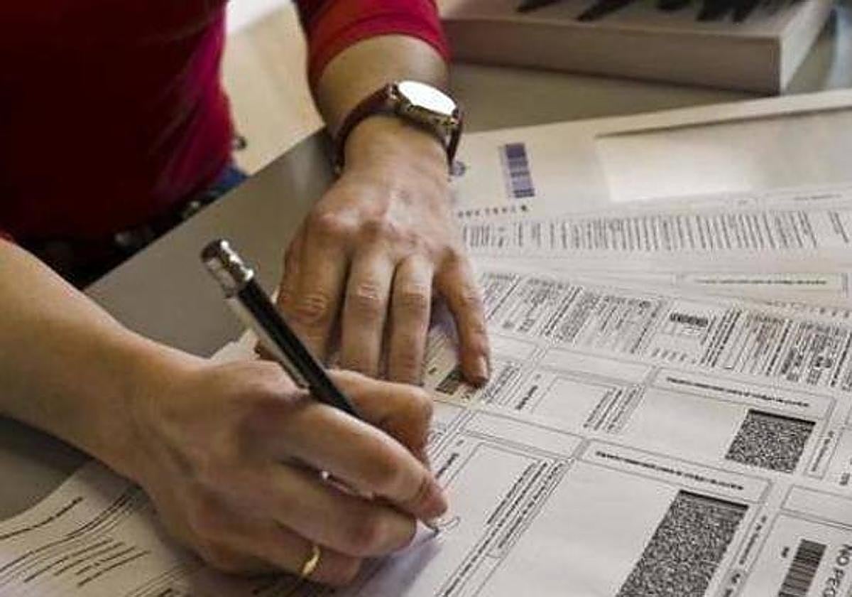 Una persona realizando la Declaración de la Renta, en una imagen de archivo.