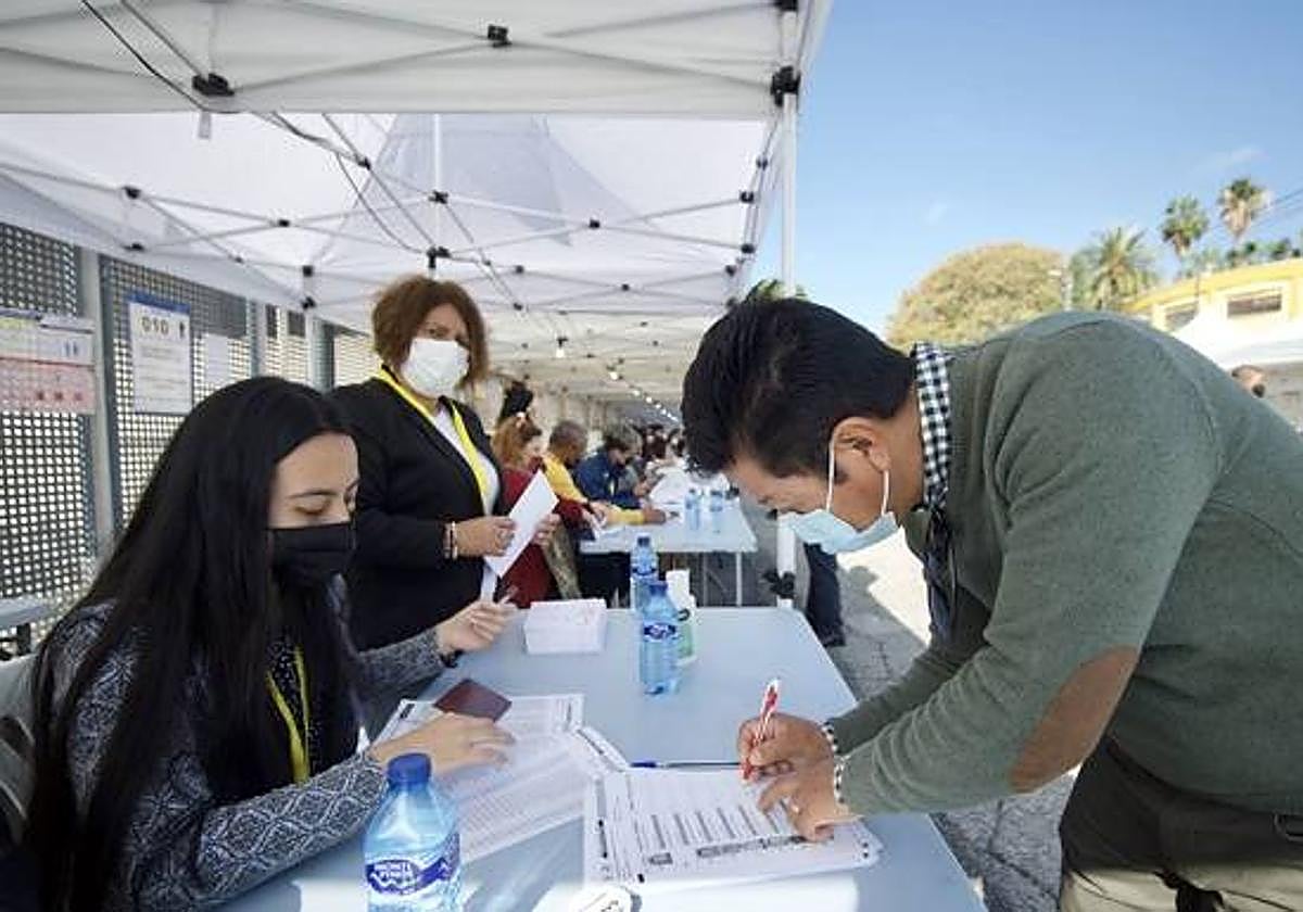 Foto de las votaciones de ecuatorianos en La Fica, de Murcia, en abril de 2021.