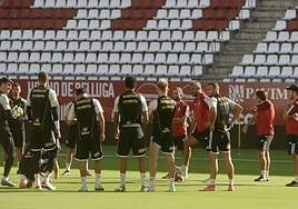 Munúa, el pasado jueves, charla con sus futbolistas en el entrenamiento del primer equipo grana en el Enrique Roca.