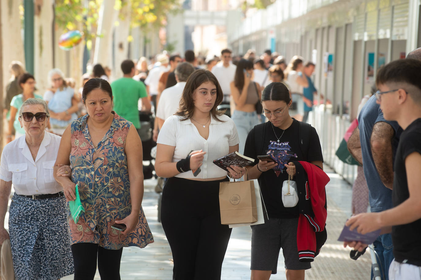 En imágenes: los lectores disfrutan del sábado en la Feria del Libro de Murcia