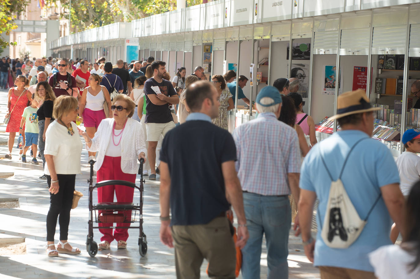En imágenes: los lectores disfrutan del sábado en la Feria del Libro de Murcia