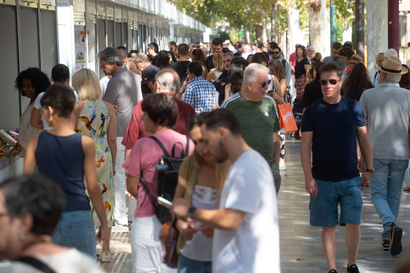 En imágenes: los lectores disfrutan del sábado en la Feria del Libro de Murcia