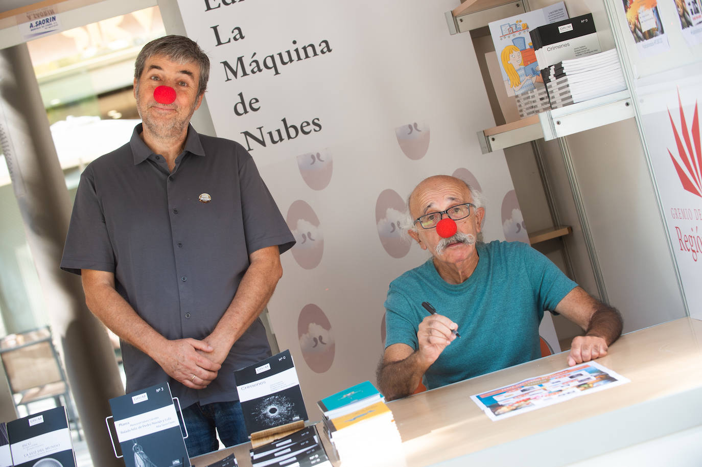 En imágenes: los lectores disfrutan del sábado en la Feria del Libro de Murcia