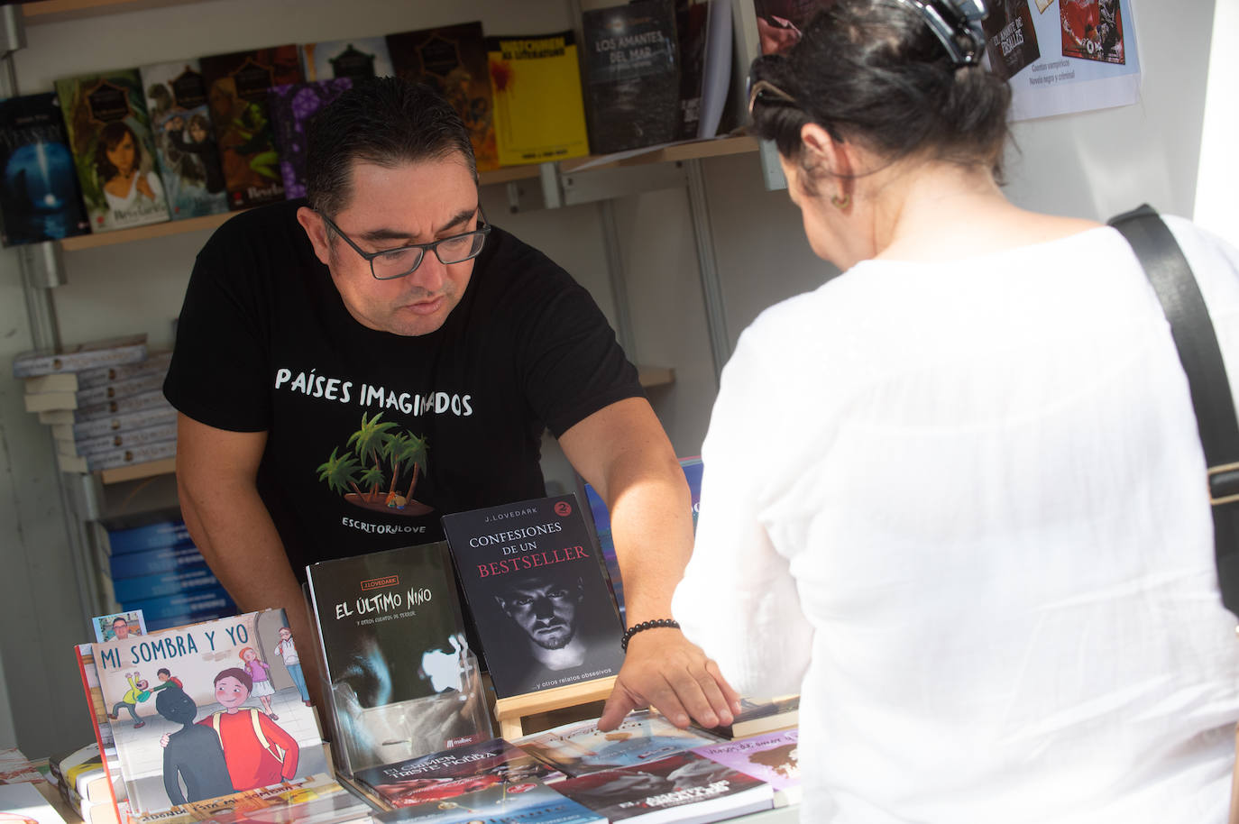 En imágenes: los lectores disfrutan del sábado en la Feria del Libro de Murcia
