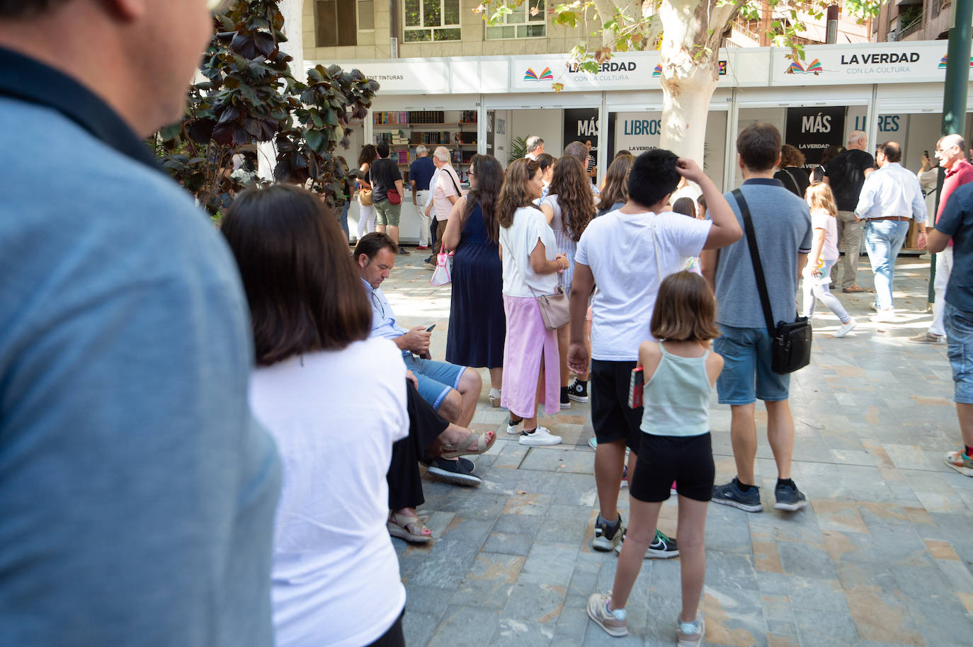 En imágenes: los lectores disfrutan del sábado en la Feria del Libro de Murcia