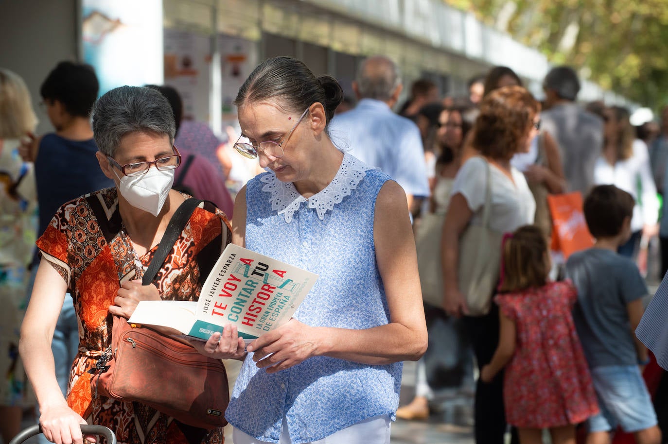 En imágenes: los lectores disfrutan del sábado en la Feria del Libro de Murcia