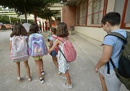 Unos niños caminan por el patio del colegio, en una imagen de archivo.