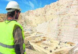 Una de las canteras de mármol de la comarca del Noroeste.