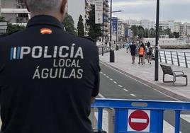 Un agente de la Policía Local de Águilas, en una imagen de archivo.