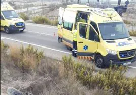 Sanitarios intervienen en el accidente ocurrido en Ojós este domingo.