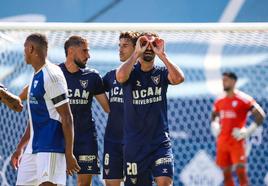 Arturo, delantero del UCAM, celebra uno de sus tres goles ante La Unión Atlético.