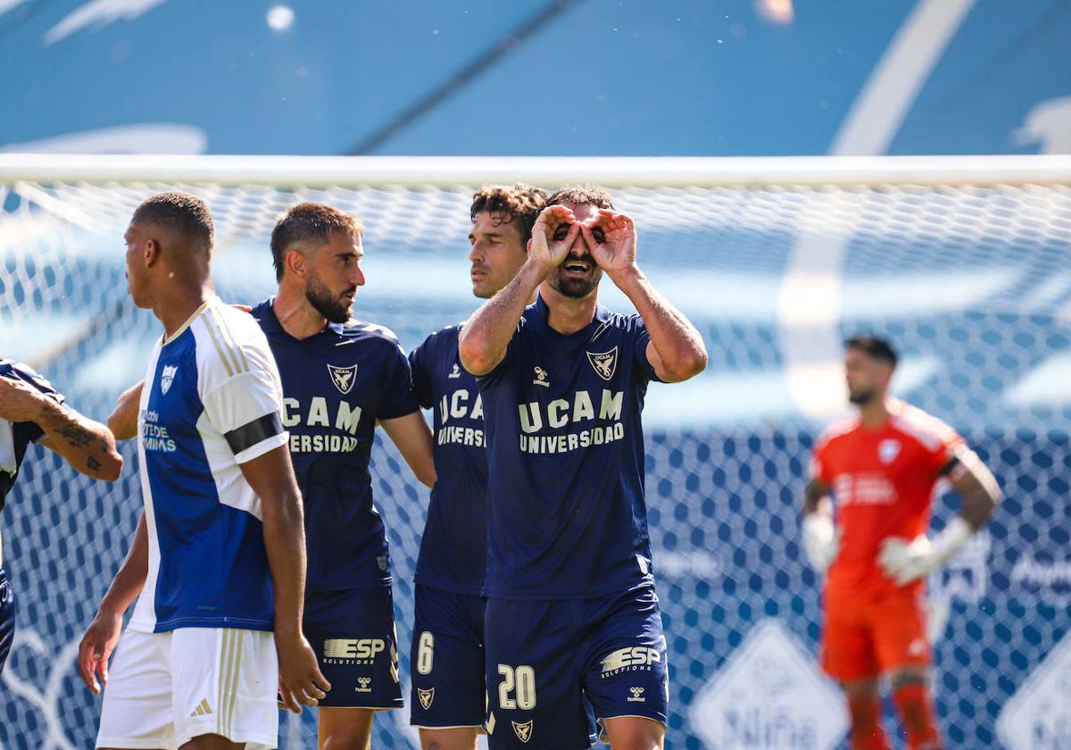 Arturo, delantero del UCAM, celebra uno de sus tres goles ante La Unión Atlético.