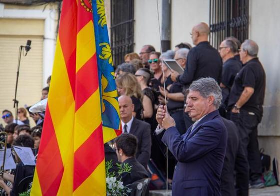 El alcalde de Orihuela, Pepe Vegara, iza la 'senyera' en la plaza del Carmen, junto al Ayuntamiento.