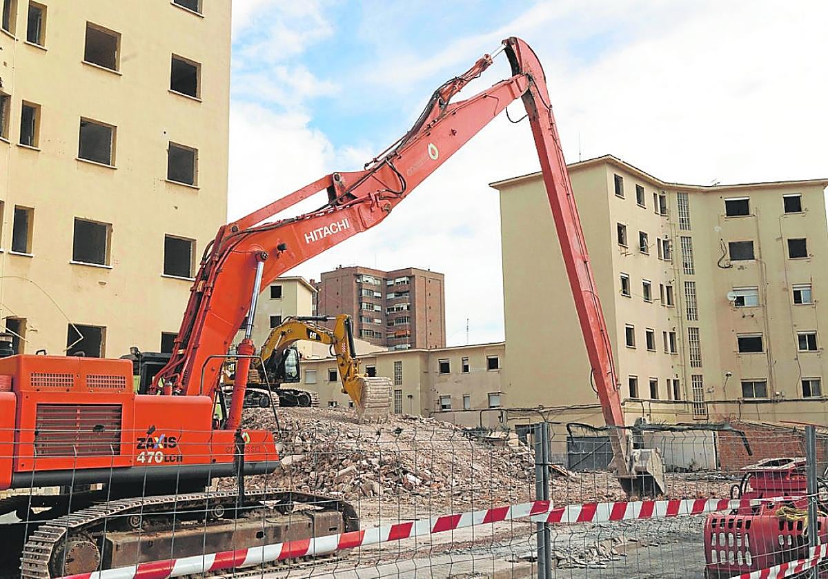 Trabajos de demolición de bloques de viviendas en la casa cuartel de la Guardia Civil.