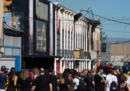 Vecinos y clientes observan las fachadas de las discotecas Teatre y Fonda Milagros, en la zona de Atalayas, afectadas por el fuego.