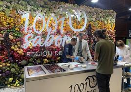 El estand de la Región de Murcia, con una pared de frutas y verduras agrupadas por colores, obra de la floristería Fernando Hijo.