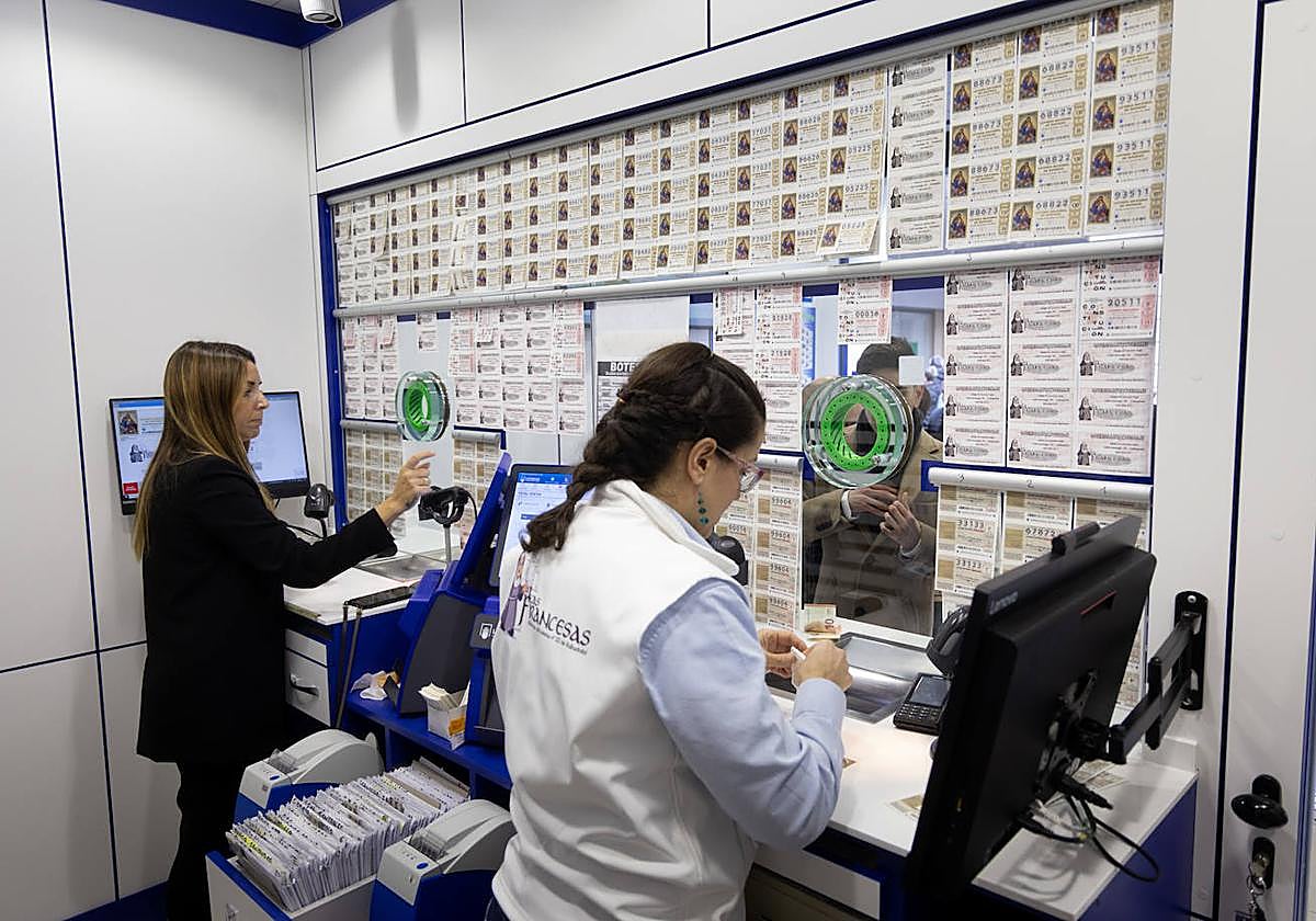 Una administración ofrece a sus clientes décimos de la Lotería de Navidad