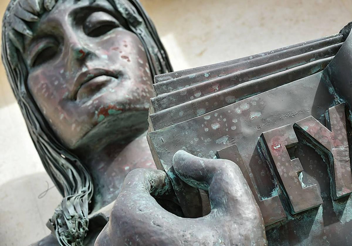 Detalle de la fachada del Palacio de Justicia de Murcia.
