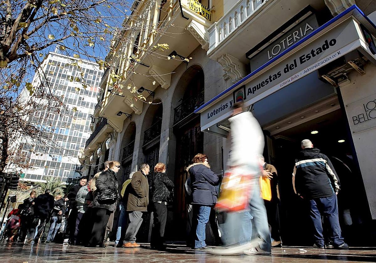 Colas a las puertas de una administración de Lotería
