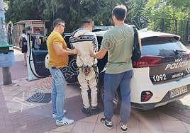 Los agentes, junto al detenido.