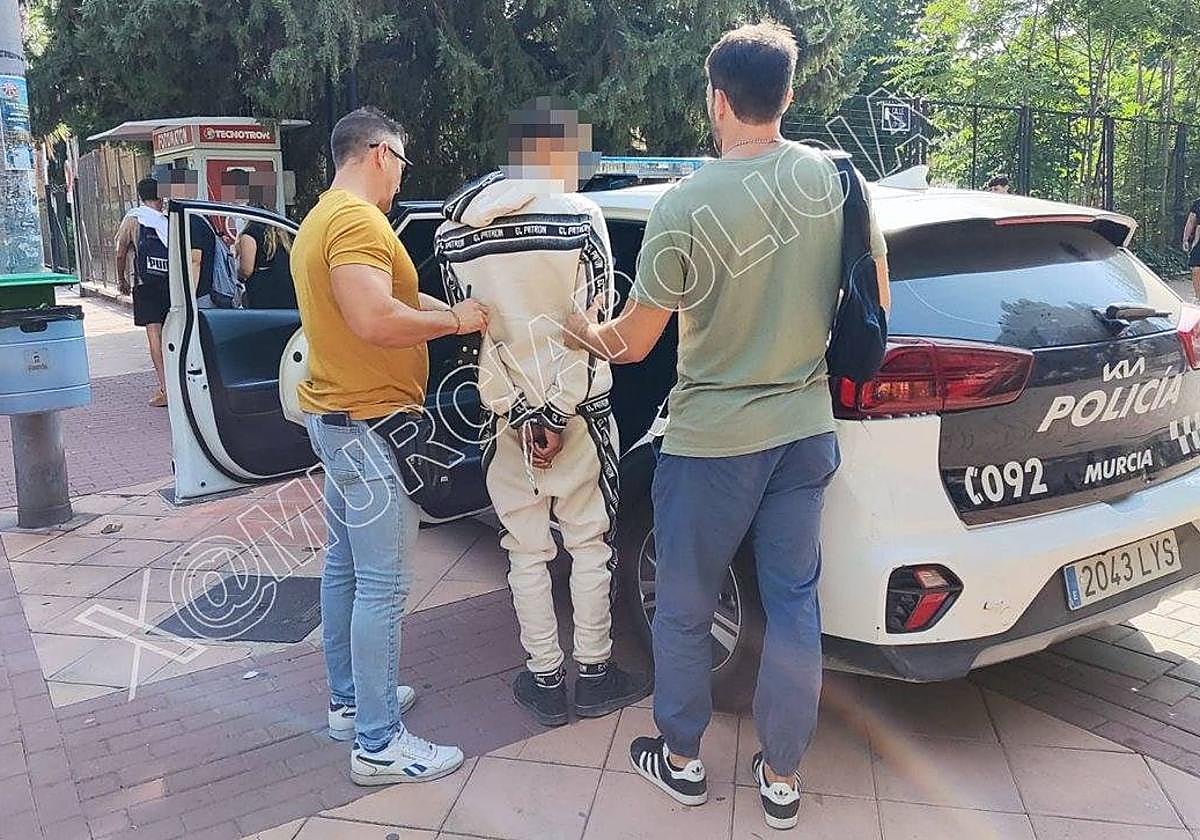 Los agentes, junto al detenido.