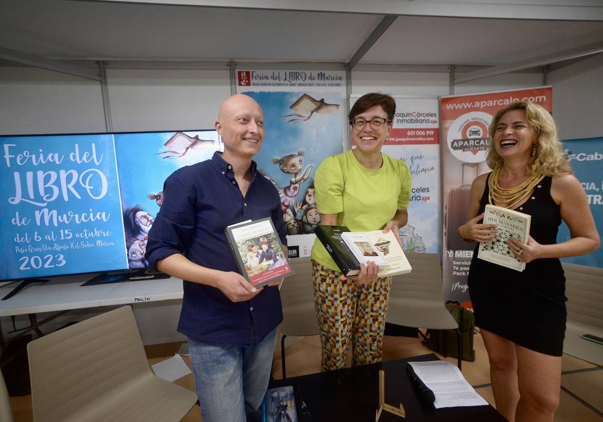 Gonzalo Gómez Montoro, Natalia Carbajosa y Pilar Garrido, en la Feria del Libro de Murcia.