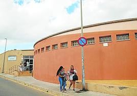 Varios pacientes entran y salen del centro de salud de Los Barreros, que será modernizado en los próximos meses.