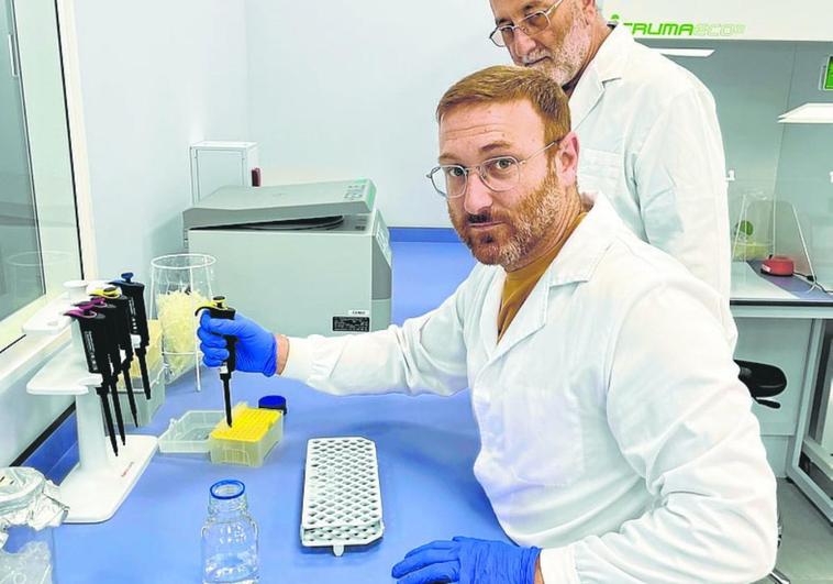 José Manuel Lucas, junto a su padre Alfonso, uno de los empresarios impulsores del proyecto, en el laboratorio de Genoma, ayer.