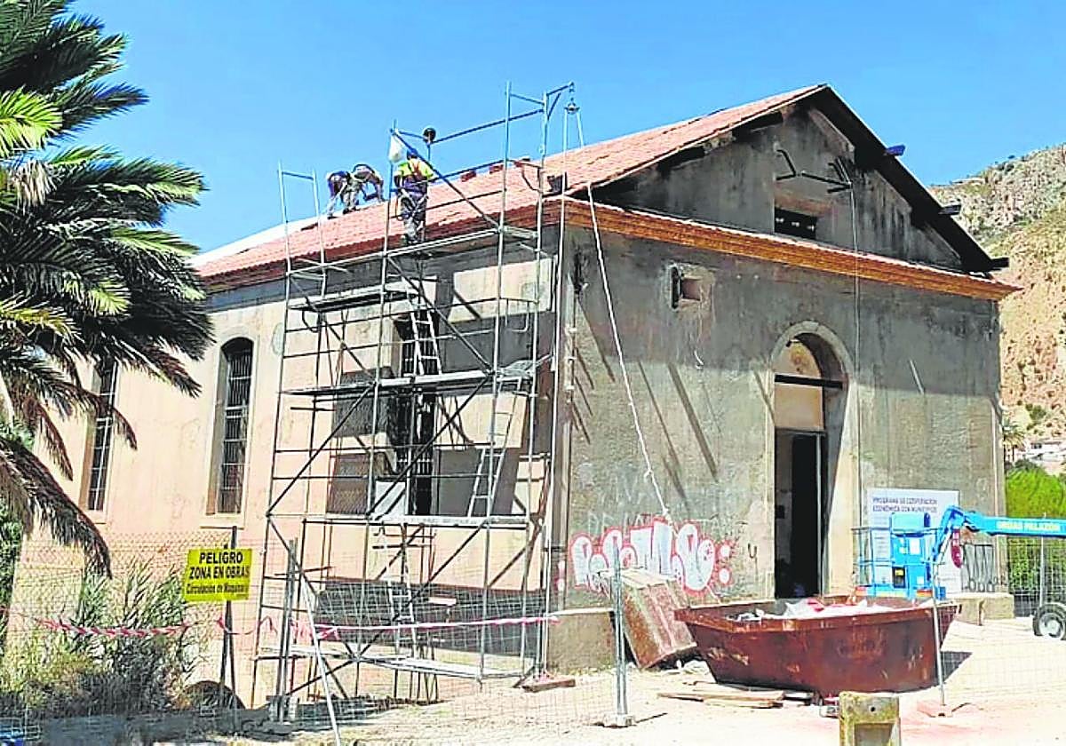 Los trabajadores durante la rehabilitación del tejado.