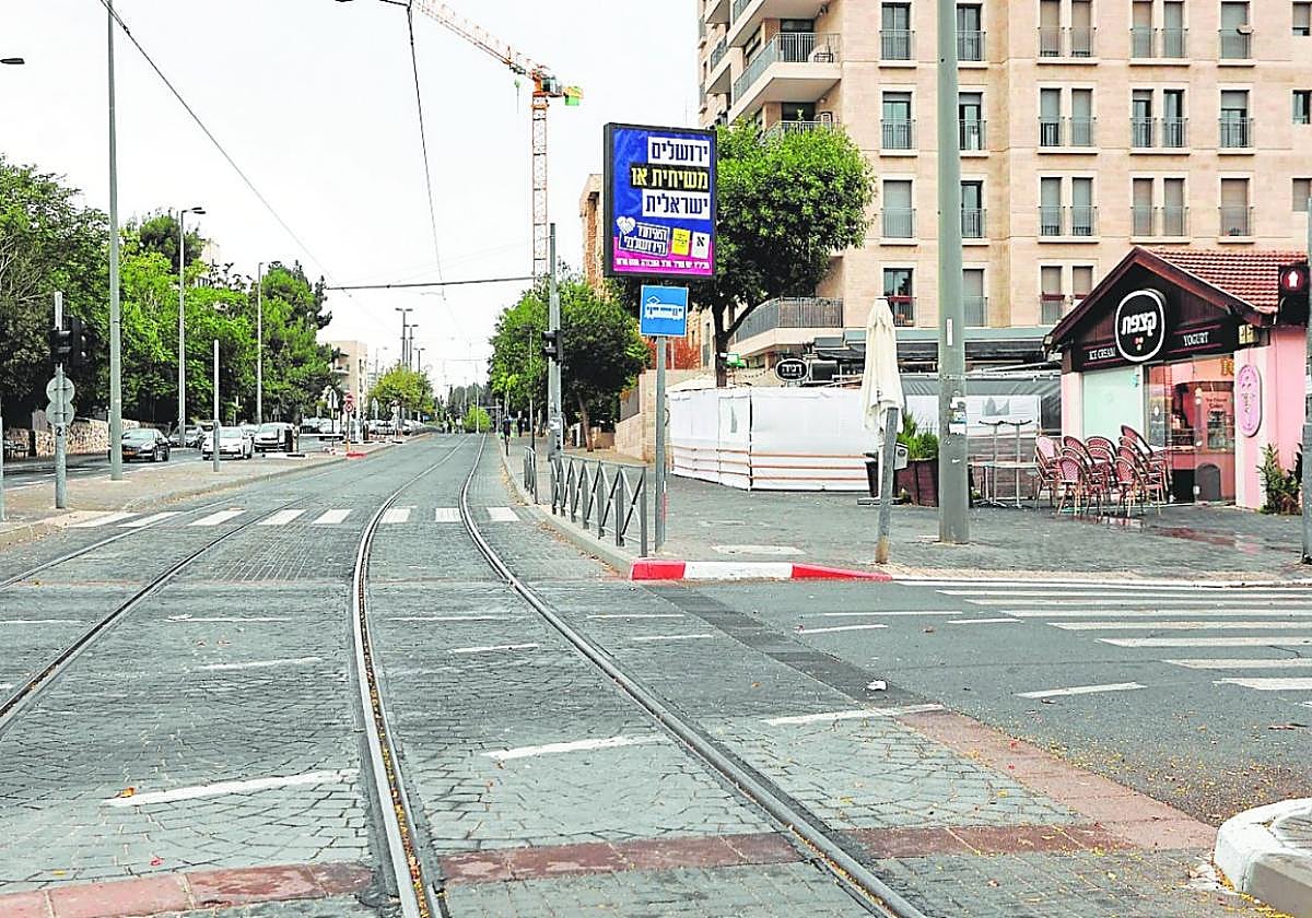 Una calle totalmente vacía en el centro de Jerusalén, donde ayer se encontraban los murcianos atrapados en Israel.