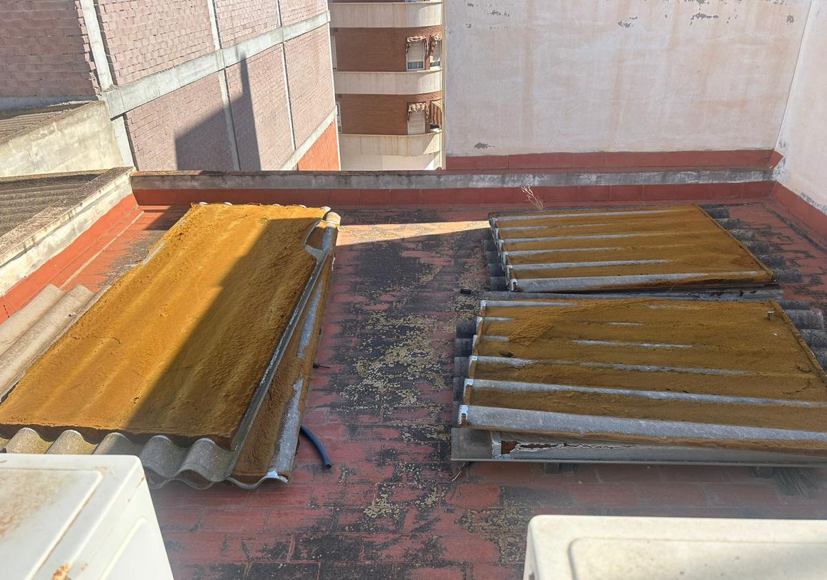 Imagen principal - Restos de uralita y caída de cascotes: Así está una casa de la tercera edad en Torrevieja