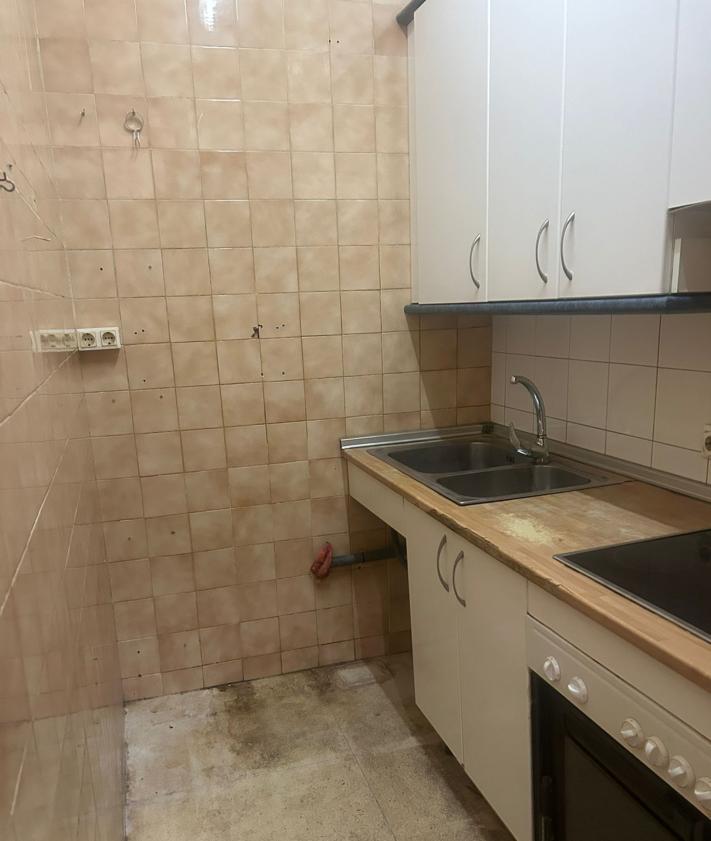 Imagen secundaria 2 - Restos de uralita y caída de cascotes: Así está una casa de la tercera edad en Torrevieja