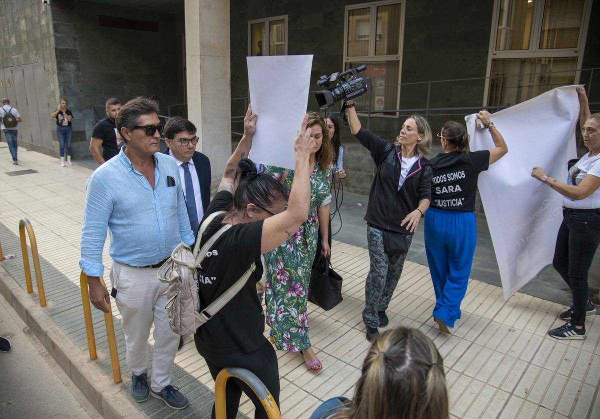 Familiares de Sara Gómez protestan a la llegada al juzgado de los dos anestesistas ivnestigados.