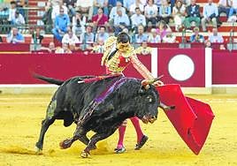 El torero Paco Ureña durante el festejo de la Feria del Pilar.