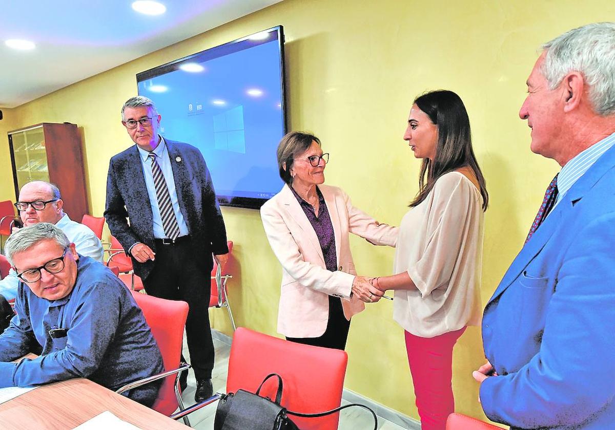 Sara Rubira asistió a su primera Junta de Gobierno de la CHS que preside Mario Urrea. En la foto, saluda a Francisca Baraza.