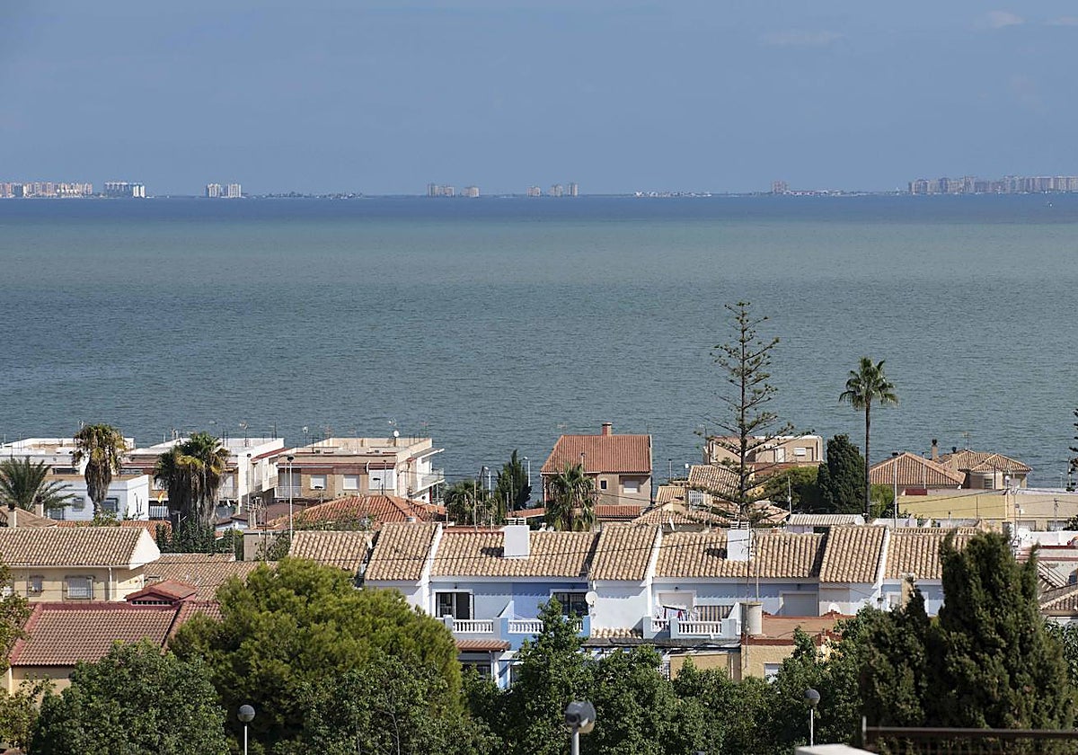 La mancha blanquecina del Mar Menor, este miércoles, vista desde El Carmolí. Al fondo, La Manga
