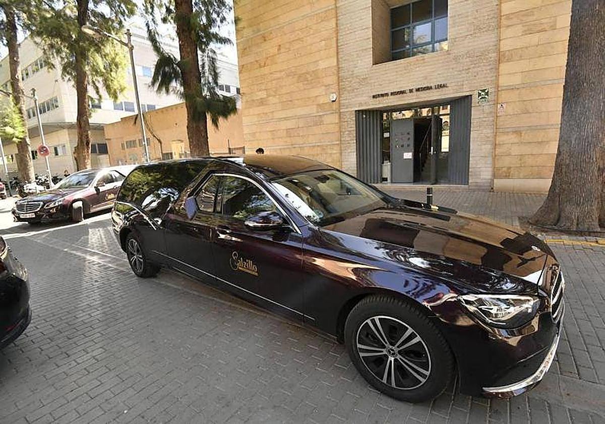 Salida de los cuerpos de los fallecidos del anatómico forense.