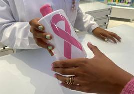 El gel de baño rosa mosqueta para apoyar la lucha contra el cáncer de mama.
