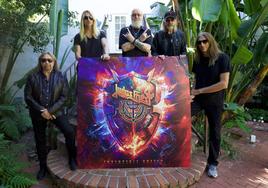 Los integrantes de Judas Priest, junto a la portada de su próximo disco, 'Invincible Shield'.