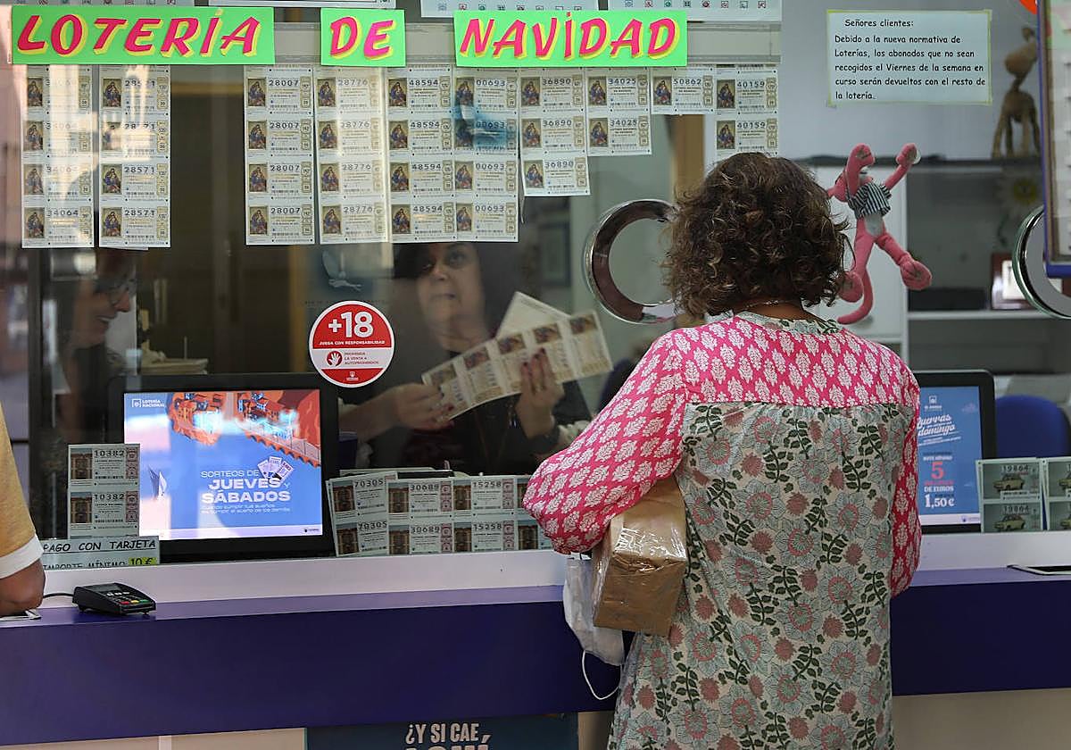 Una administración vende un boleto de la Lotería de Navidad, en una imagen de archivo,