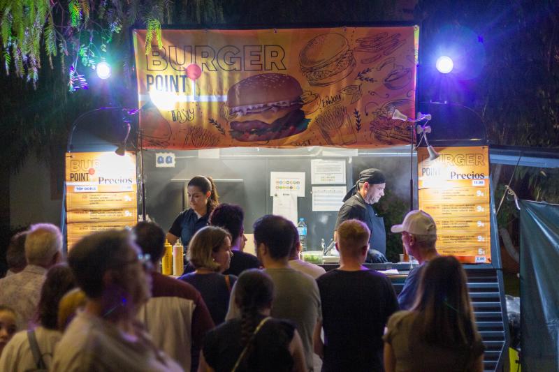 El &#039;Food Street Market&#039; de Torrevieja abre sus puertas en el parque de las Naciones