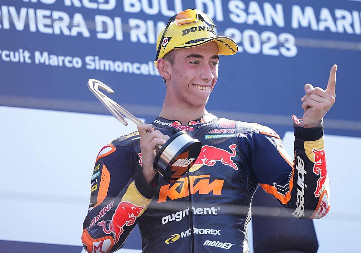 Pedro Acosta celebra su victoria en el Gran Premio de San Marino.