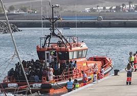 Salvamento Marítimo traslada al muelle de Tuineje, en Canarias, a inmigrantes que llegaron a la isla.