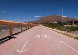Carril bici en la pedanía oriolana de La Campaneta, en imagen de archivo.