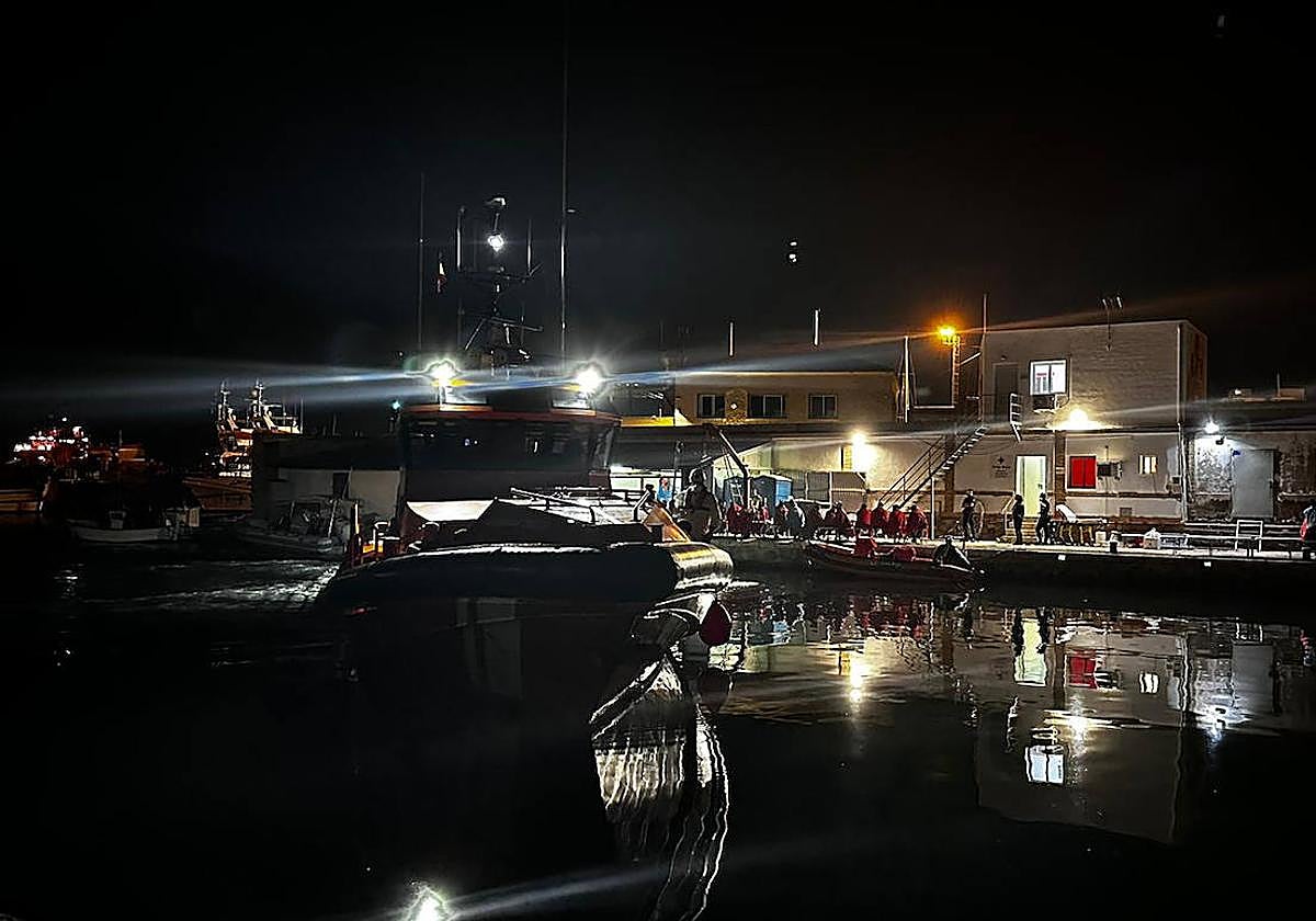 Llevan a puerto a inmigrantes que viajaban en las pateras interceptadas.