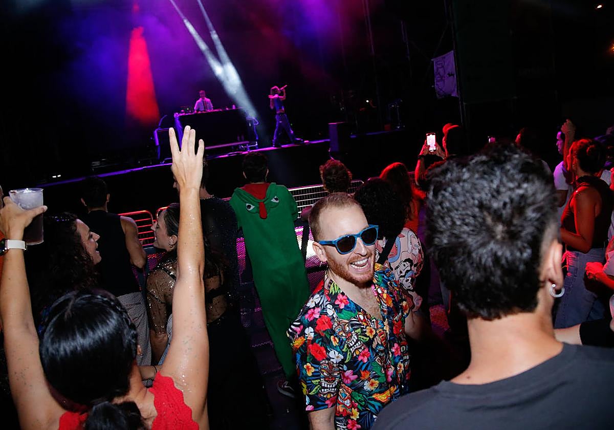 Asistenes disfrutan del festival este viernes.