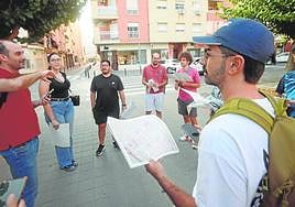 El profesor de la UPCT Fernando Miguel García (a la izquierda) da instrucciones a uno de los grupos que participaron en el mapeo comunitario del barrio de Vistalegre.