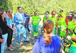 El alcalde de Caravaca y la directora general del SEF visitaron a los jóvenes en formación.