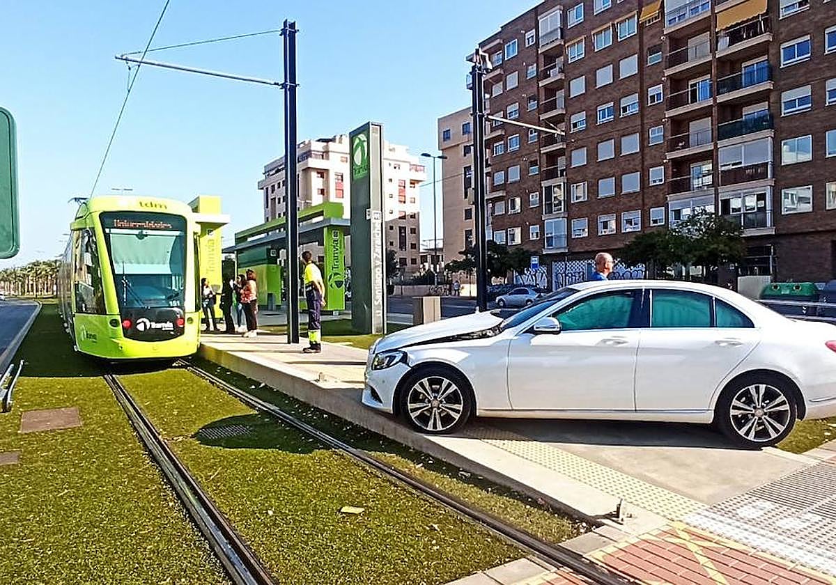 Imagen de uno de los vehículos implicados junto a las vías del tranvía.