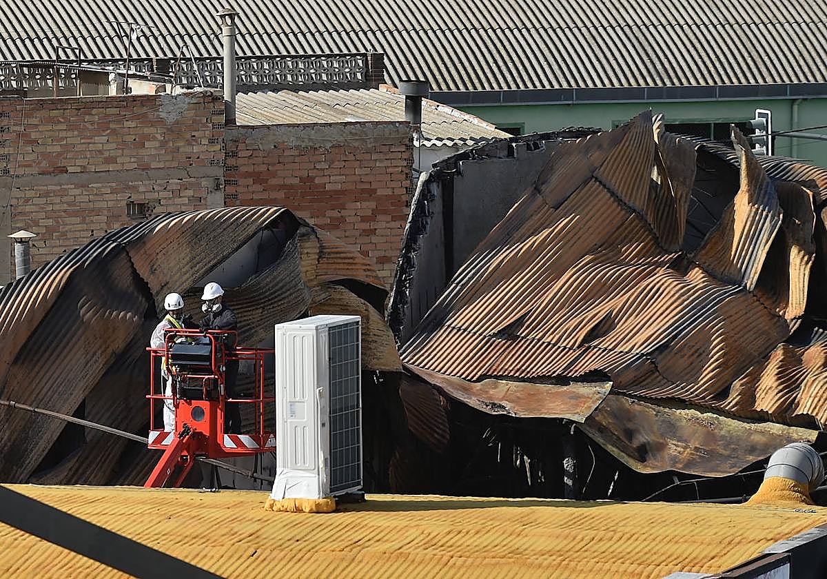Los técnicos trabajando en la zona del incendio.